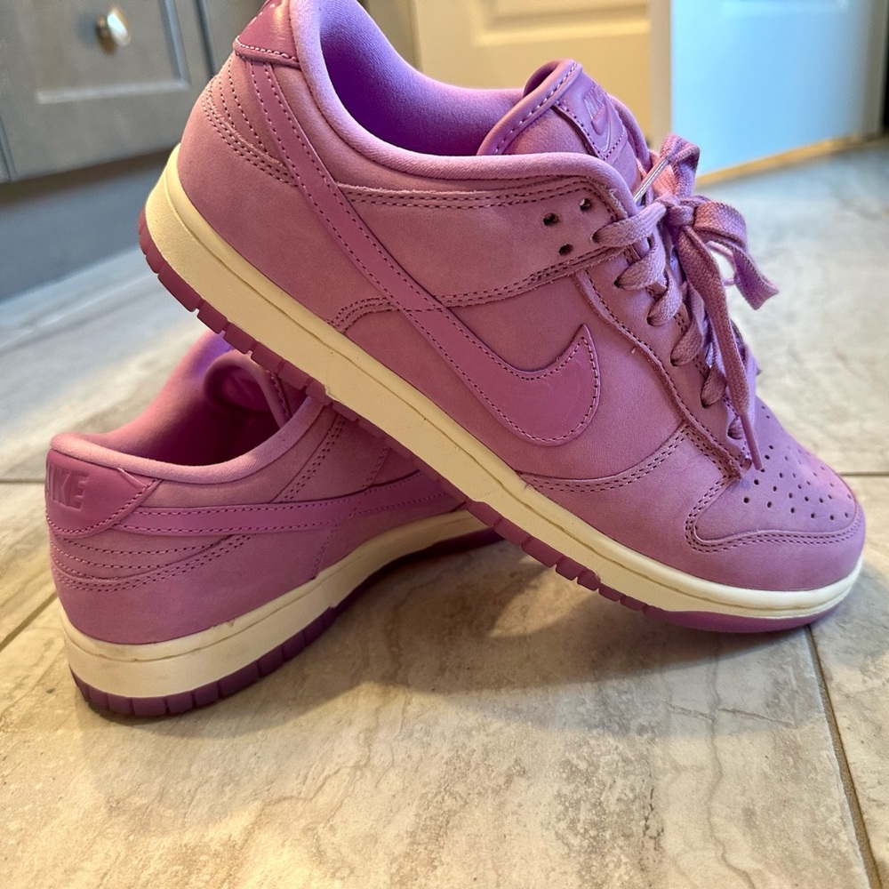 Women’s Nike Dunks size 9